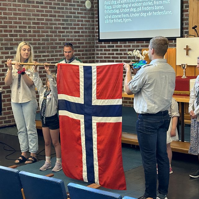 Familiegudstjeneste med speiderparade ved  Hilde Tveter. Bokutdeling. Musikk : Marit Anne Almås.
